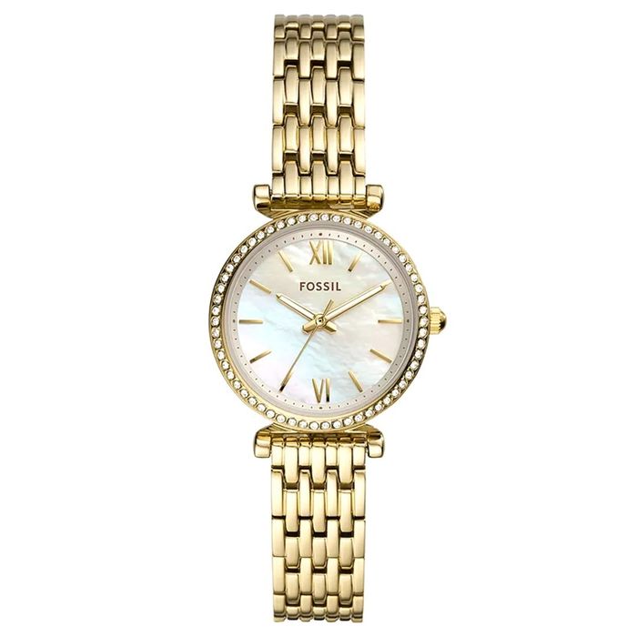 Relógio feminino da fossil com bracelete e caixa dourada com mostrador madrepérola, no pulso.