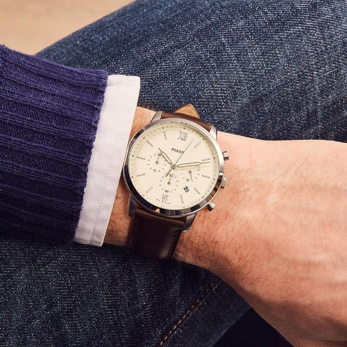 Relógio Fossil para Homem com bracelete em pele mostrador creme com função de cronógrafo, no pulso.