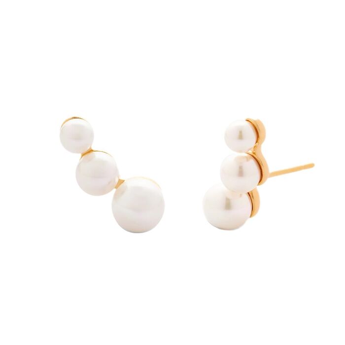 Brincos femininos Majorica dourados com três pérolas brancas de cultivo num design curvo.