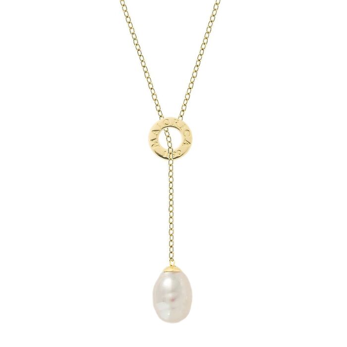 Colar Majorica dourado com um pendente de uma pérola cultivada branca suspensa pelo fio.