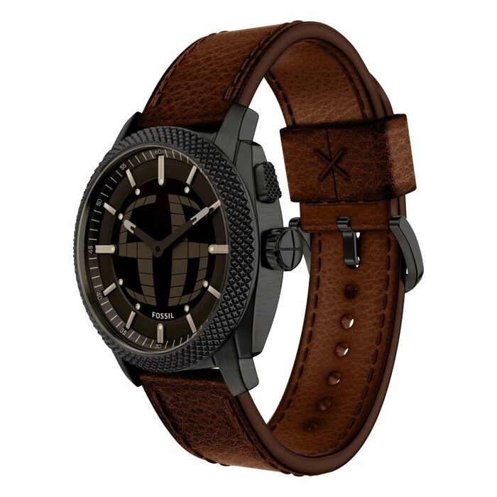 Relógio masculino com mostrador escuro, bisel texturado e bracelete castanha em pele