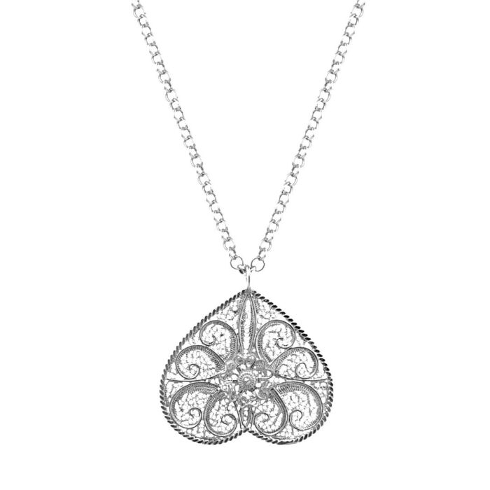 Colar prateado Portugal Jewels com pendente em forma abstrata de uma borboleta em filigrana.