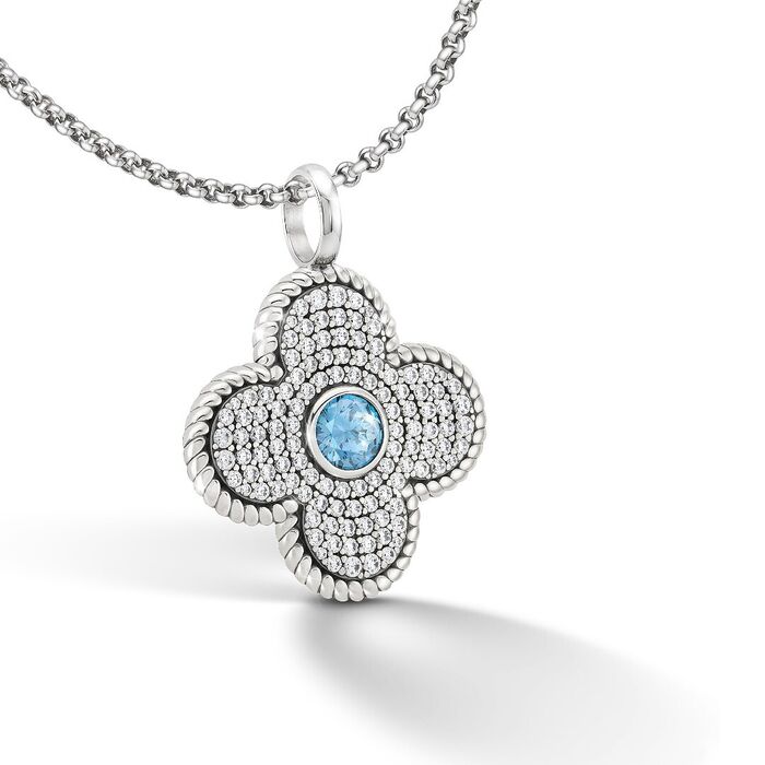 Fio com medalha prateada Tashi em forma floral com zircónias brancas e uma pedra azul no centro.
