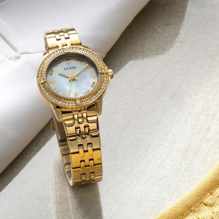 Relógio feminino dourado com mostrador iridescente e bisel com pedras brilhantes
