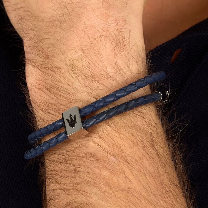 Pulseira dupla de cordões entrançados azuis com fecho metálico quadrado num pulso