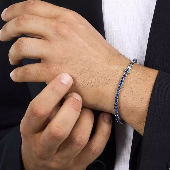 Pulseira Maserati azul com fecho prateado no pulso de um homem