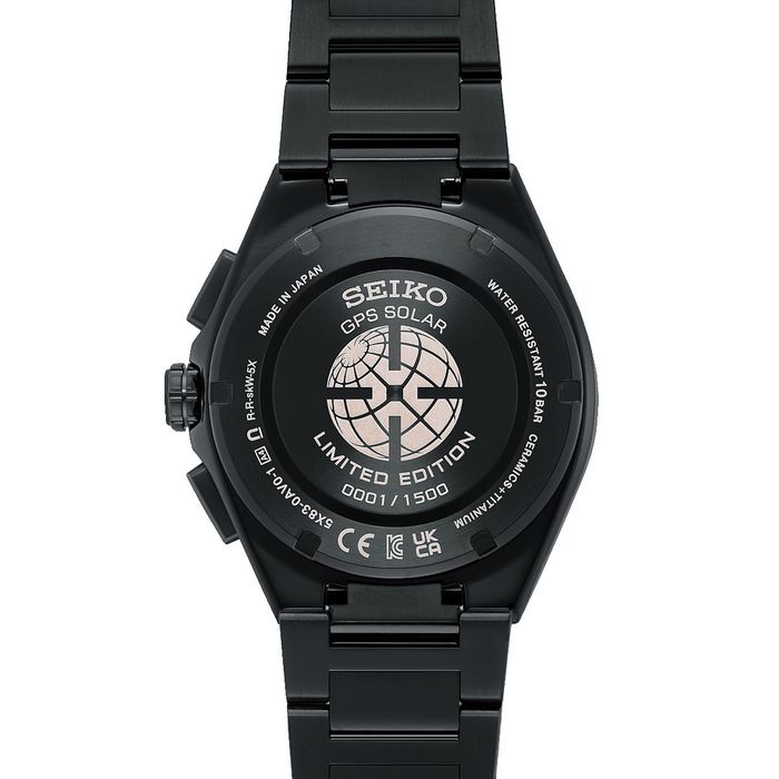 Vista traseira de relógio Astron de bracelete e caixa preta com inscrição de seiko gps solar limited
