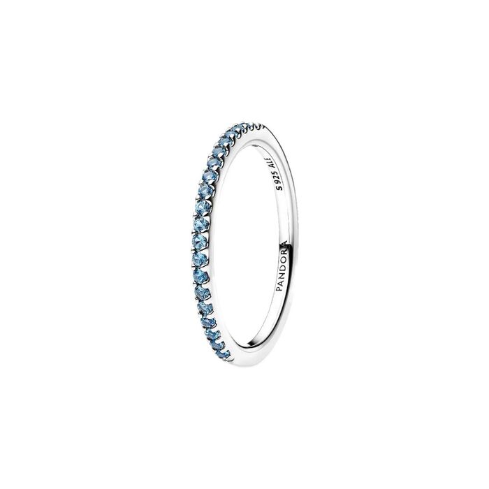 Anel feminino prateado Pandora com zircónias azuis cravadas em metade do aro.