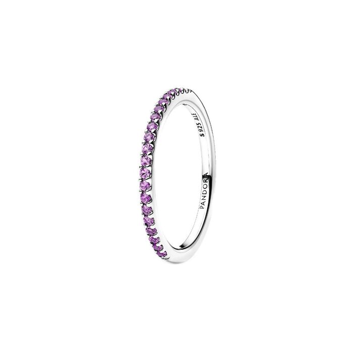 Anel feminino prateado Pandora com zircónias em lilás cravadas em metade do aro.