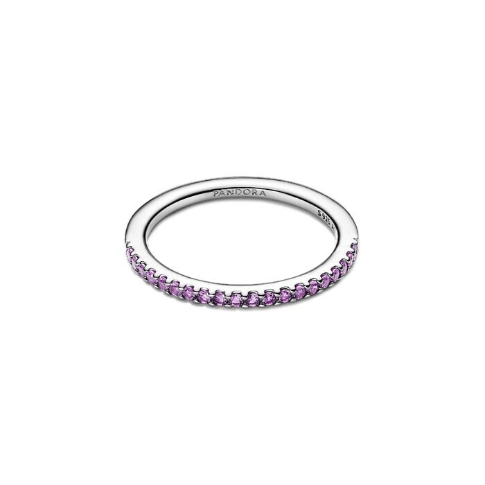 Anel feminino prateado Pandora, pousado, com zircónias em lilás cravadas em metade do aro.