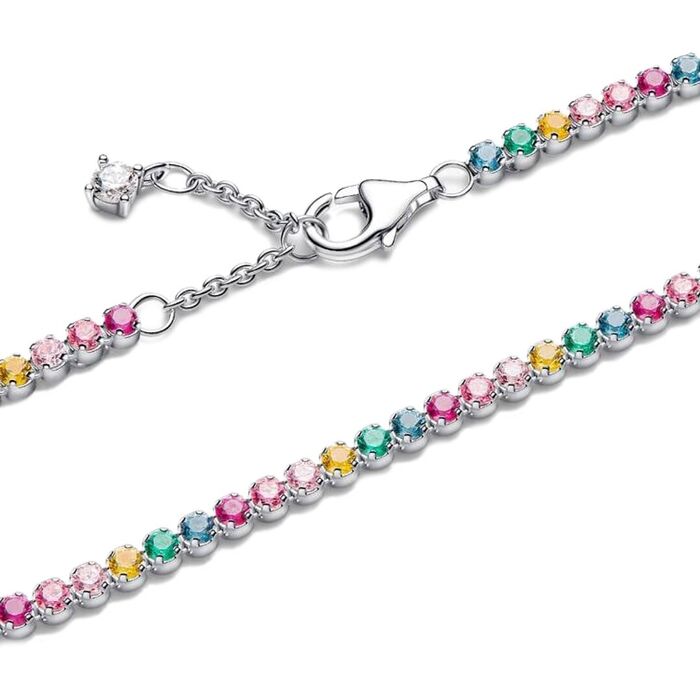 Detalhe da malha cravada de zircónias coloridas e fecho ajustável de uma pulseira feminina Pandora.