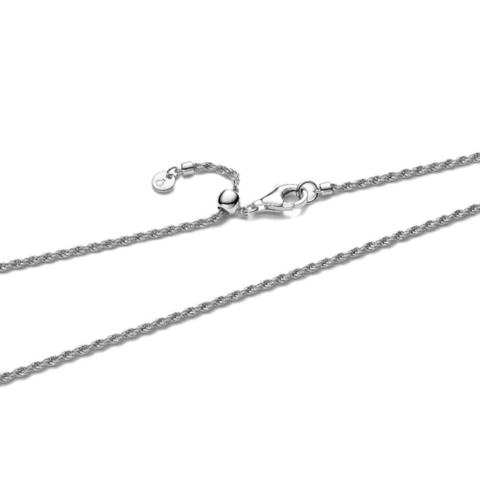 Vista detalhada da malha e fecho ajustável de um colar prateado feminino da Pandora.