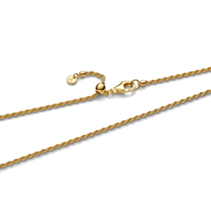 Vista detalhada da malha e fecho ajustável de um colar dourado feminino da Pandora.