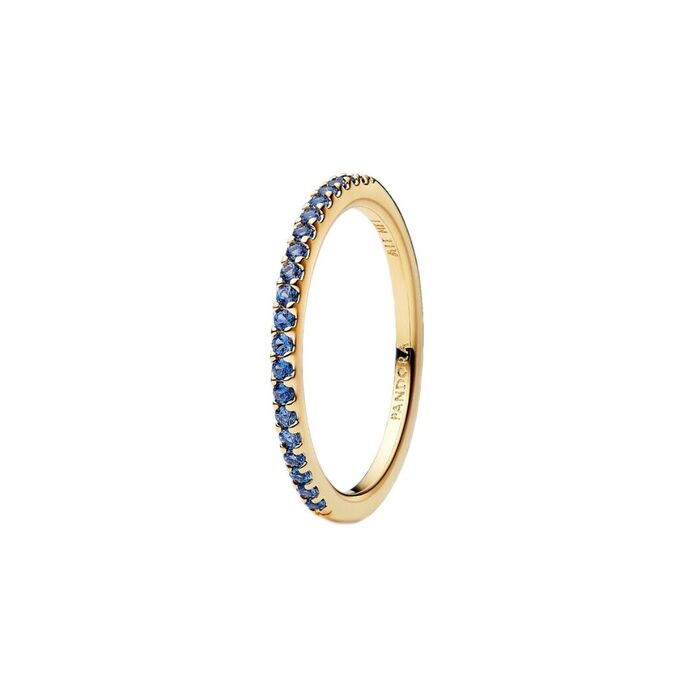 Anel feminino dourado Pandora com zircónias azuis cravadas em metade do aro.