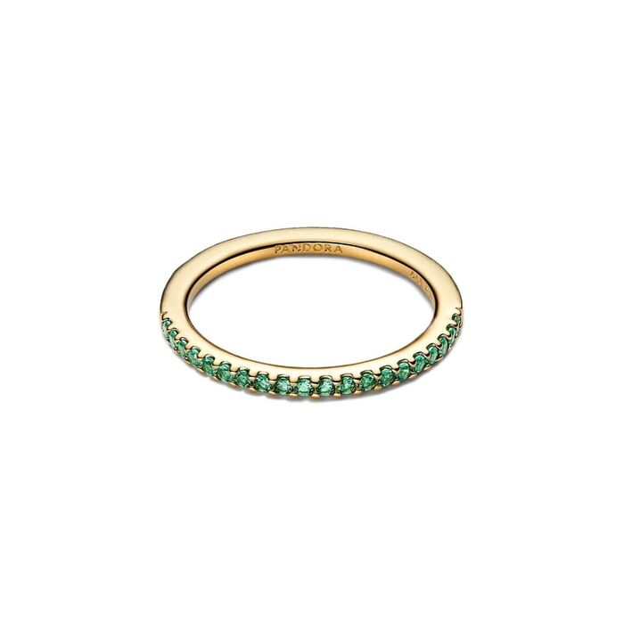 Anel feminino dourado Pandora, pousado, com zircónias azuis cravadas em metade do aro.