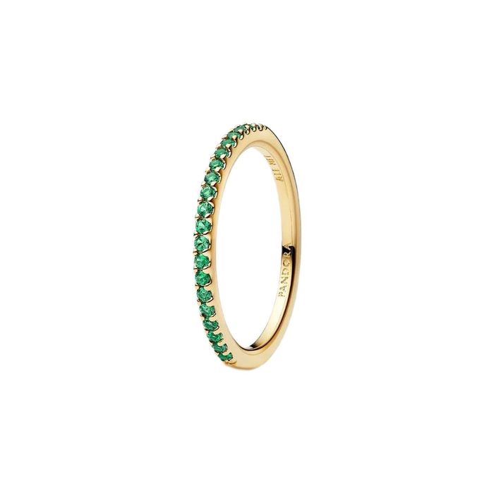 Anel feminino dourado Pandora com zircónias azuis cravadas em metade do aro.