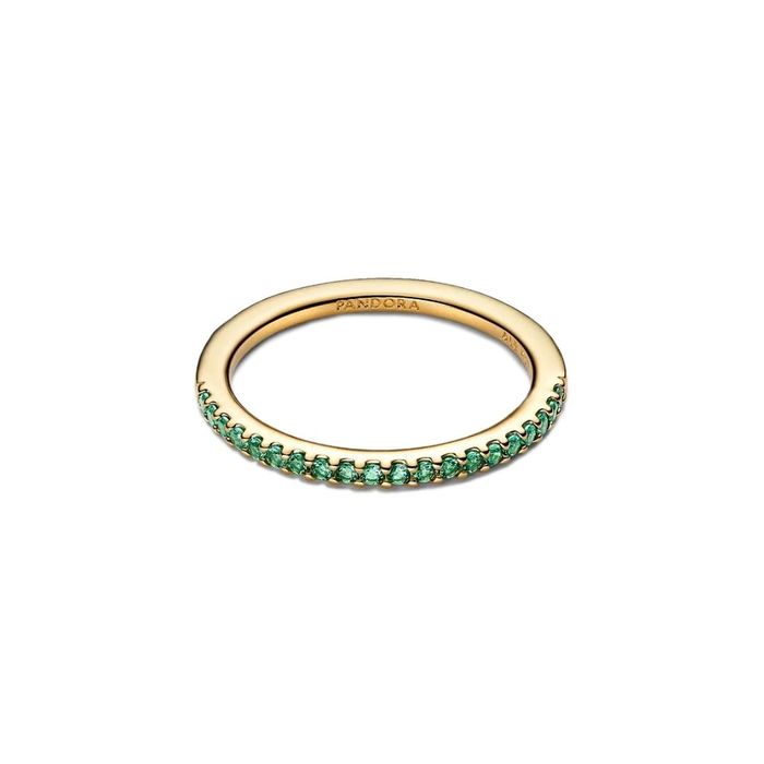 Anel feminino dourado Pandora, pousado, com zircónias azuis cravadas em metade do aro.