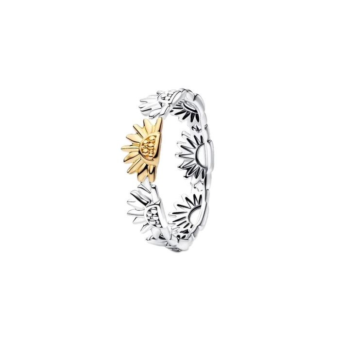 Anel Pandora prateado e dourado com um aro trabalhado com a forma da flor de girassóis.