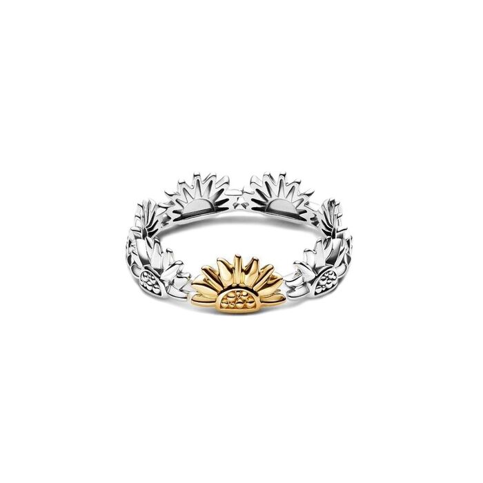 Anel Pandora, pousado, prateado e dourado com um aro trabalhado com a forma da flor de girassóis.
