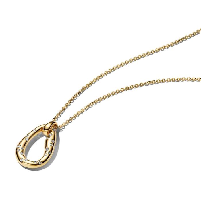 Colar dourado da Pandora de malha fina e com um pendente oval de linhas orgânicos e com zircónias.