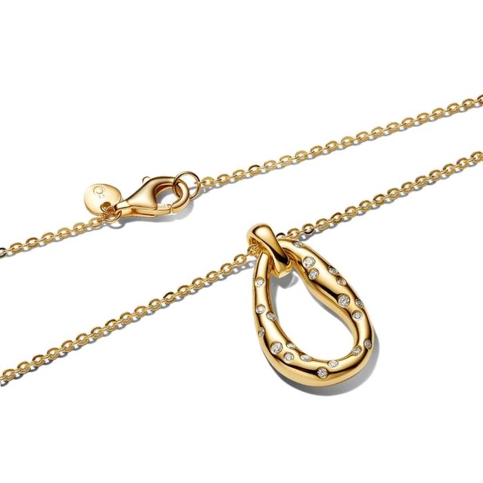 Detalhe da malha e pendente oval com pedras de um colar dourado da Pandora.