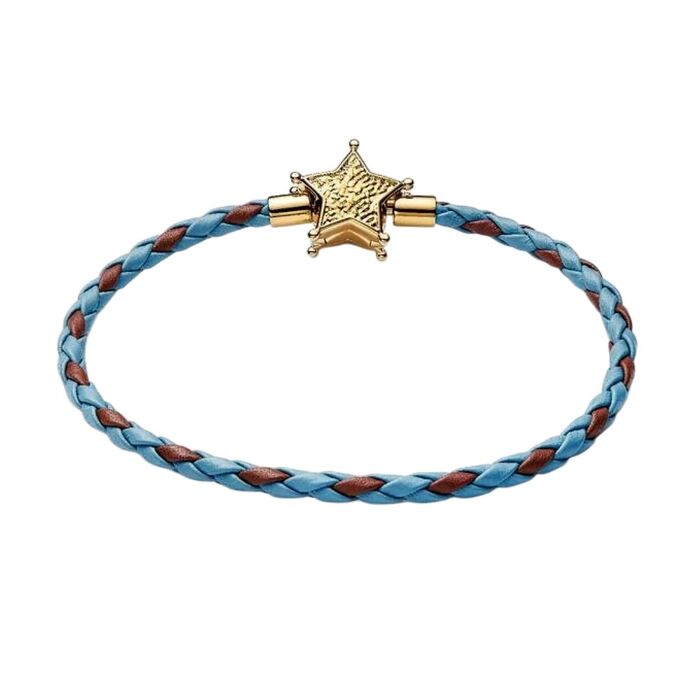 Vista traseira de pulseira Pandora em azul e castanho e com a forma de estrela em dourado.