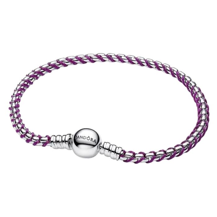 Pulseira prateada da Pandora com fecho esférico e malha envolvida por um cordão lilás.