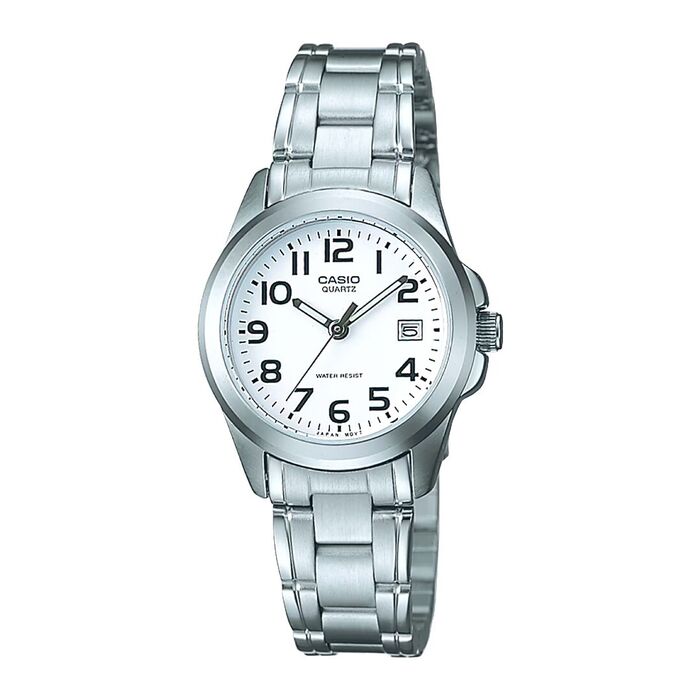 Relógio Casio para mulher, com bracelete prateada e mostrador branco e com os números e calendário.