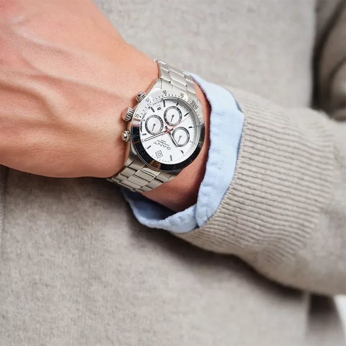 Relógio masculino da Gant com mostrador branco com função de cronógrafo e calendário, no pulso.