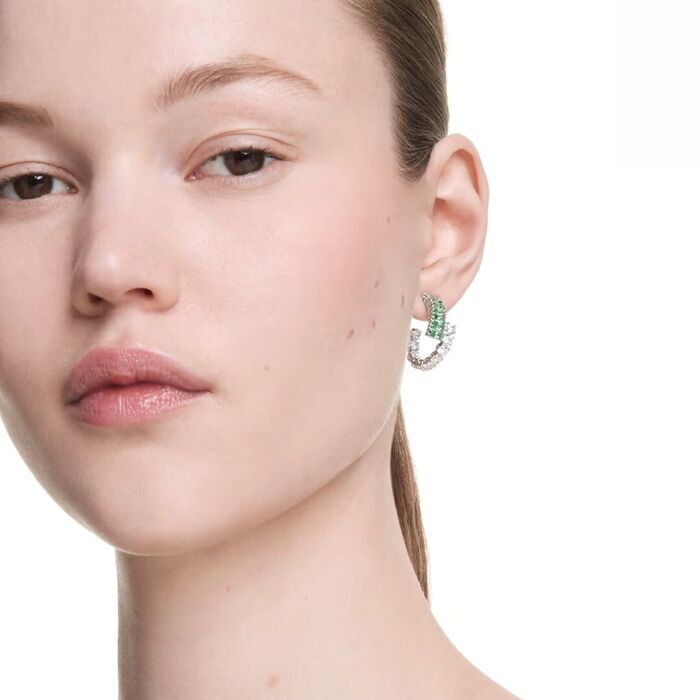 Brincos femininos com cristais swarovski verdes e brancos em forma de argola dupla, na modelo.
