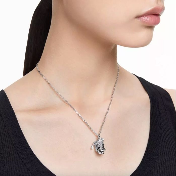 Colar Swarovski prateado e branco com o símbolo do Pato Donald com cristais Swarovski, no pescoço.