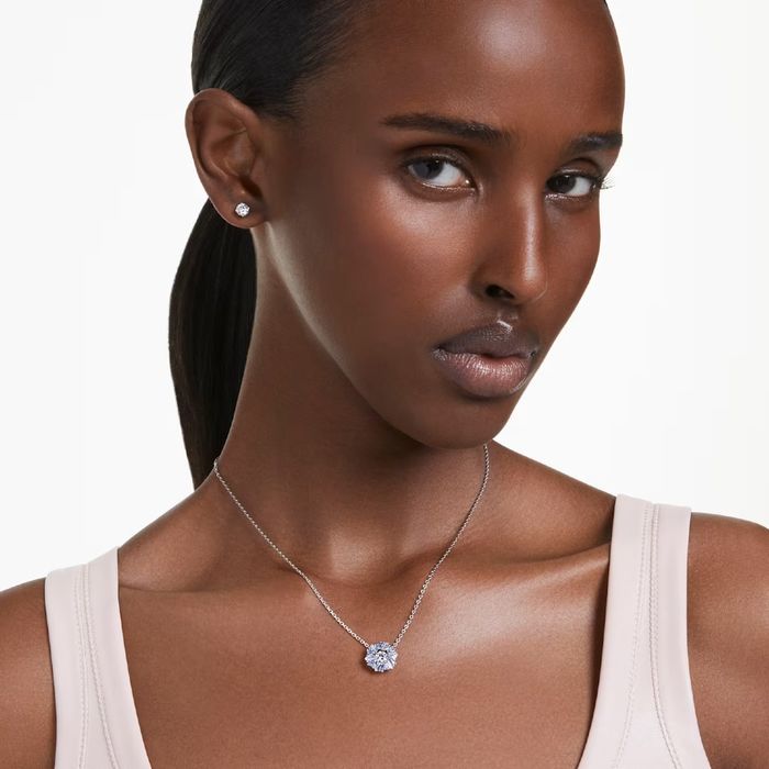 Conjunto da Swarovski com brincos e colar colocados na modelo.