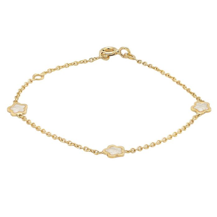 Pulseira Zerus dourada com três medalhas, sobre a malha fina, em forma de flores com madrepérola.