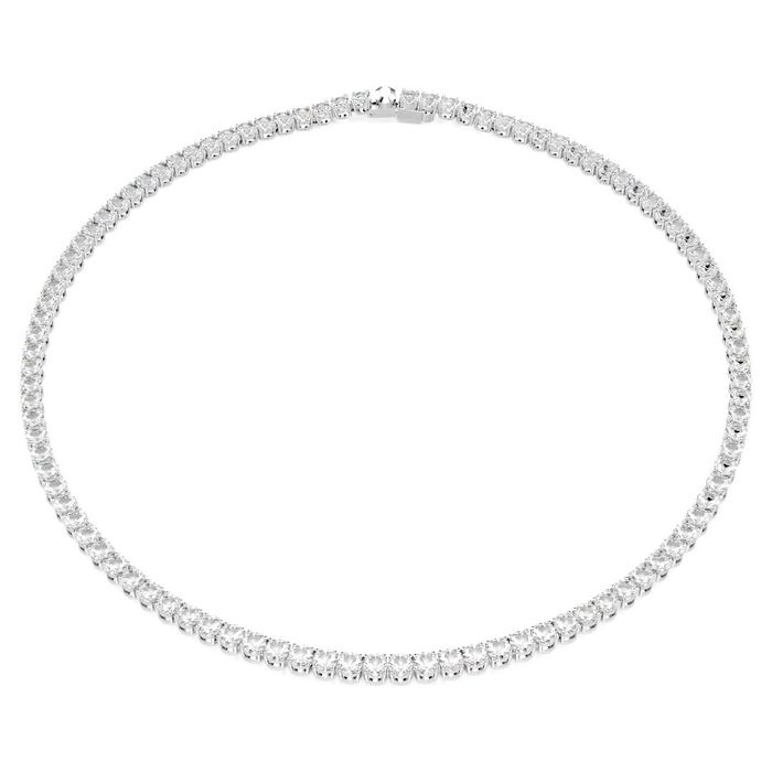 Colar feminino Swarovski com cristais Swarovski com cristas swarovski a toda a volta, no pescoço da modelo.