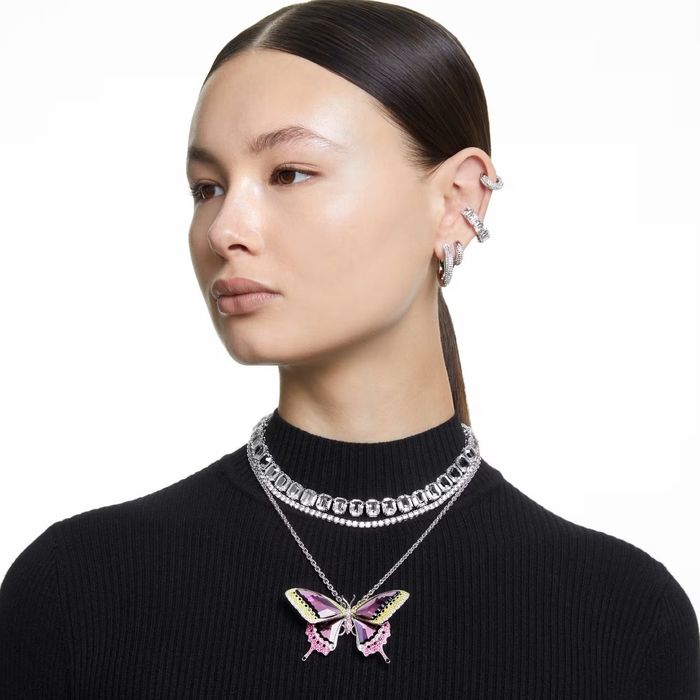 Colar feminino com cristais Swarovski com cristas swarovski a toda a volta, no pescoço da modelo.