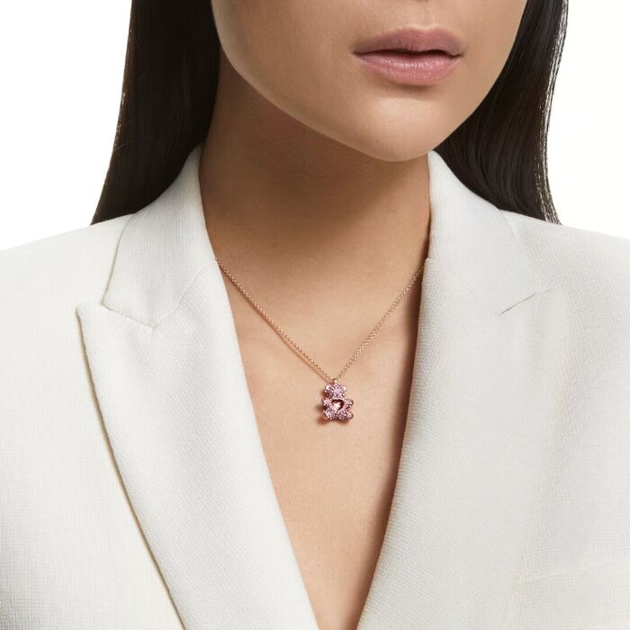 Colar Feminino com pendente ursinho cor de rosa com cristais Swarovski no pescoço da modelo.