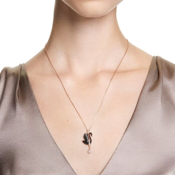Colar Feminino com pendente com o cisne da marca com cristais Swarovski pretos, no pescoço.