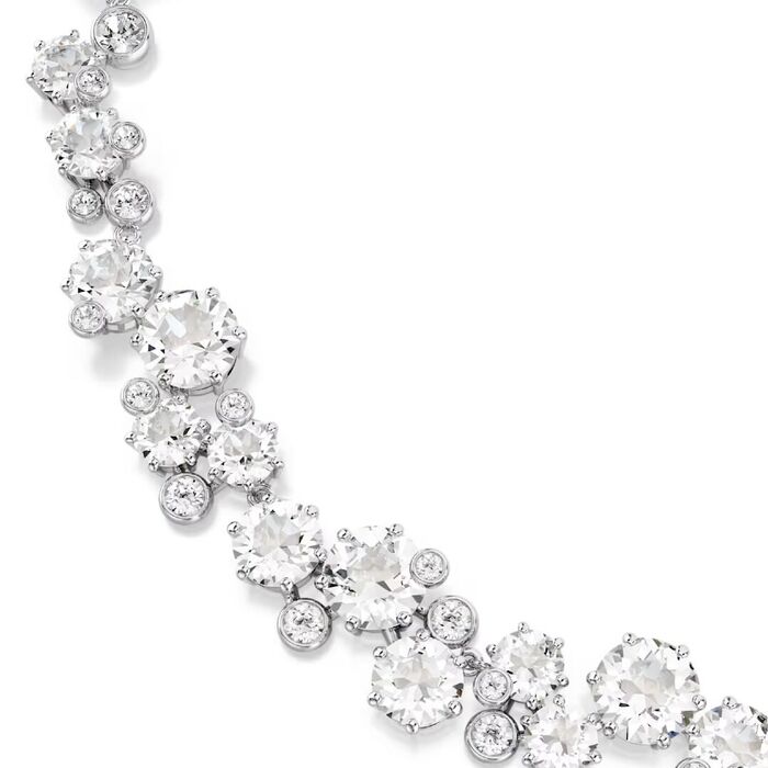 Colar Swarovski feminino cravejado com cristais Swarovski.
