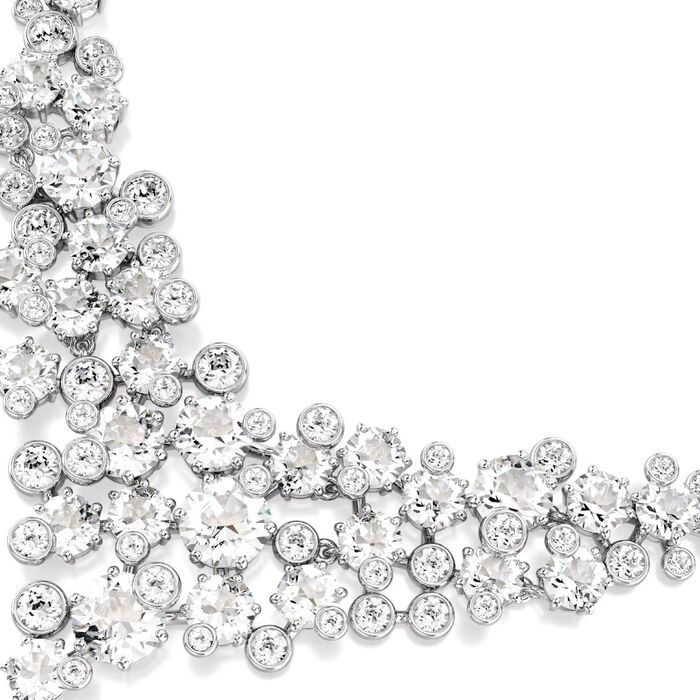Colar Swarovski feminino em forma de V cravejado com cristais Swarovski.