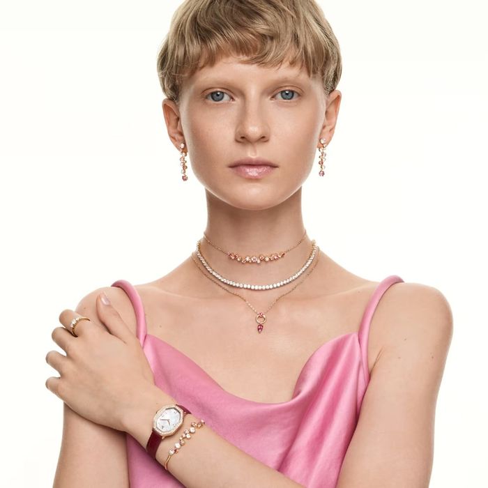Colar feminino Swarovski dourado com pendente cristal vermelho, na modelo.