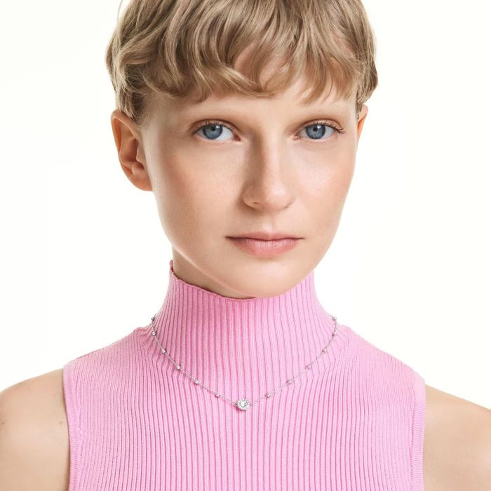Colar Swarovski feminino estilo gargantilha  com cristais swarovski, no pescoço.