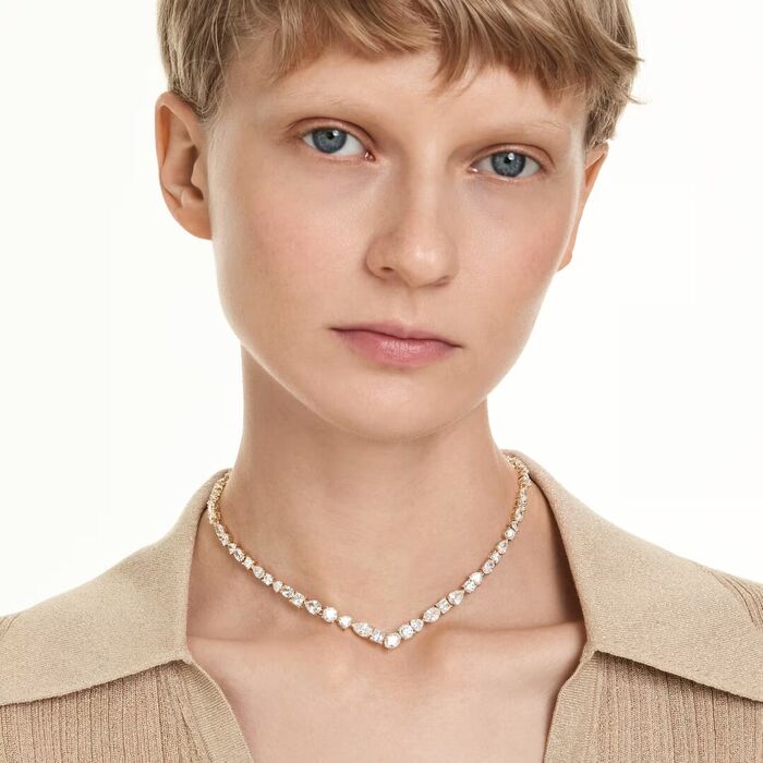 Colar Feminino da Swarovski dourado com cristais brancos, no pescoço da modelo.