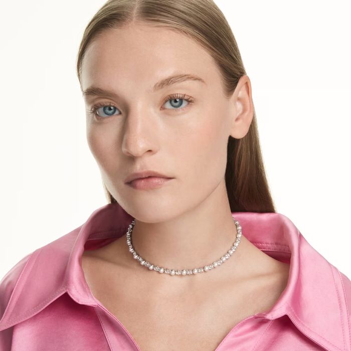 Colar Swarovski feminino com cristais swarovski e pérolas, no pescoço da modelo.