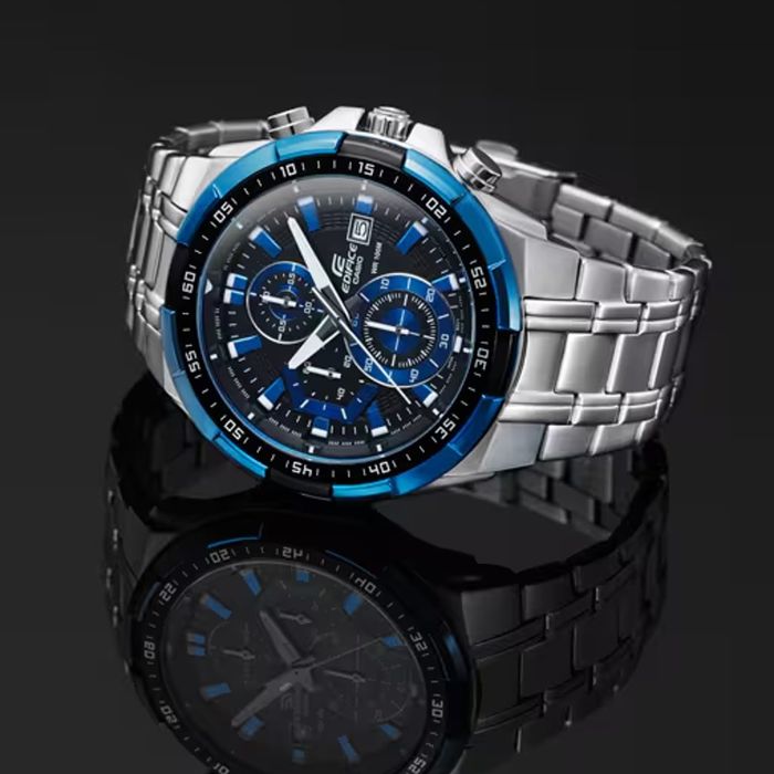 Relógio Casio Edifice com bracelete em aço e mostrador azul e preto, com cronógrafo e calendário.