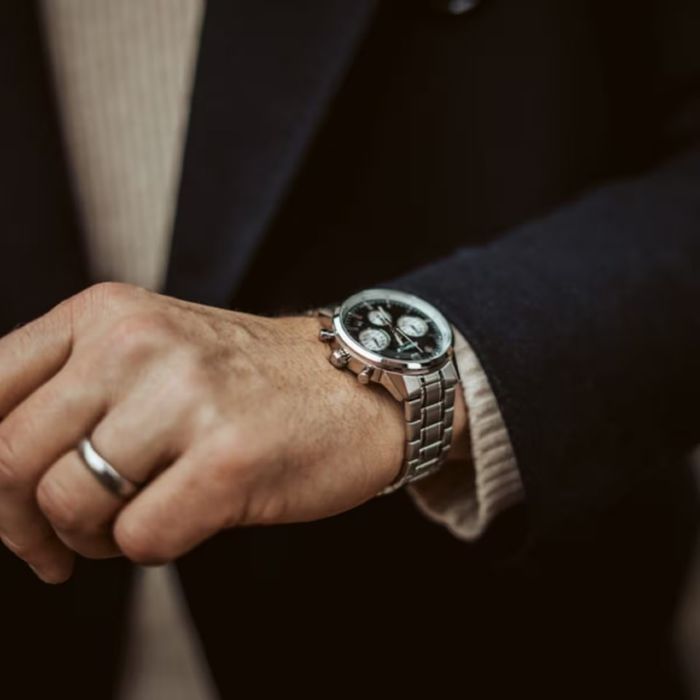Relógio Casio Edifice com bracelete em aço e mostrador preto, com cronógrafo e calendário.
