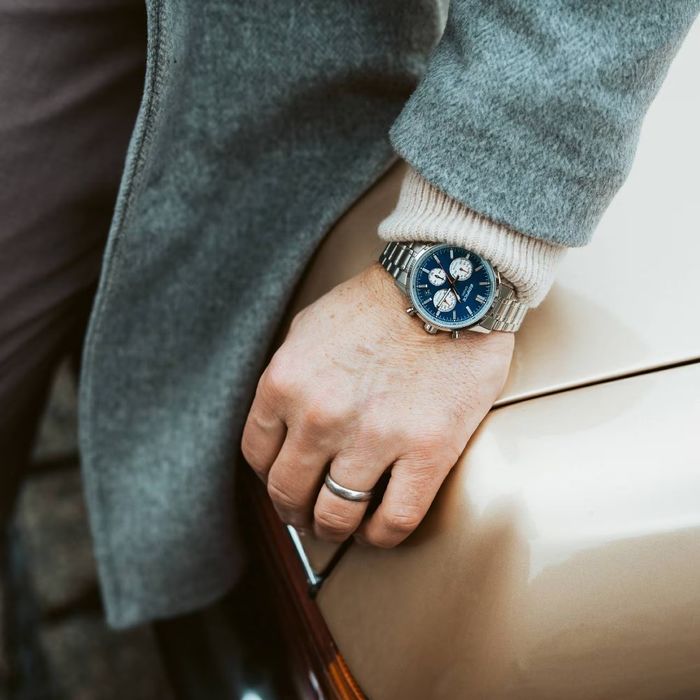 Relógio Casio Edifice com bracelete em aço e mostrador azul, com ceonógrafo e calendário.