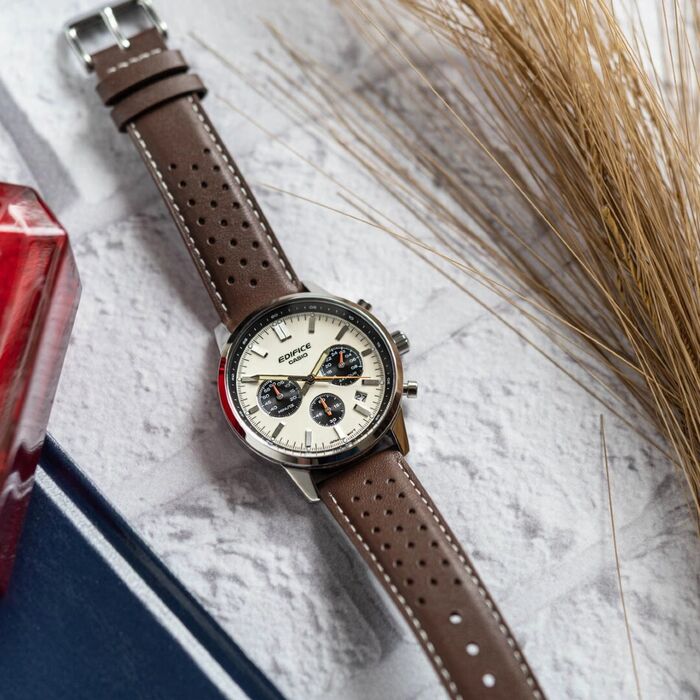 Relógio Casio Edifice com bracelete em pele castanha com função de calendário e cronógrafo.