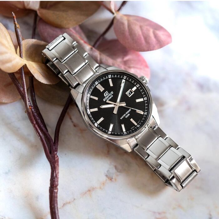 Relógios masculino Casio Edifice com bracelete prateada e mostrador preto.