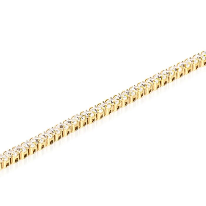 Vista detalhada de colar em aço dourado da One, pousado, com uma malha cravada de zircónias brancas.
