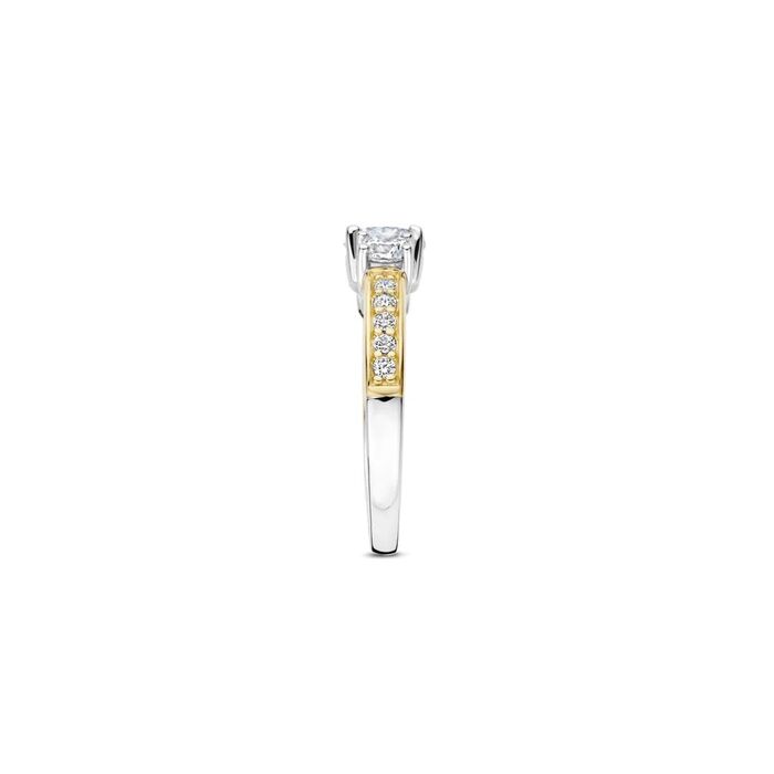 Um anel da Ti Sento feminino bicolor com dourado e prateado com zircónias, visto de lado.